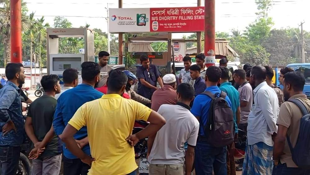 লক্ষ্মীপুরে তীব্র জ্বালানি সংকট, পাম্পে দীর্ঘ লাইন